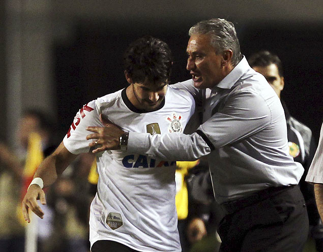 ORG XMIT: PW06 Alexandre Pato (L) of Brazil's Corinthians celebrates with head coach Tite after scoring against Colombia's Millonarios during their Copa Libertadores soccer match in Sao Paulo February 27, 2013. REUTERS/Paulo Whitaker (BRAZIL - Tags: SPORT SOCCER)