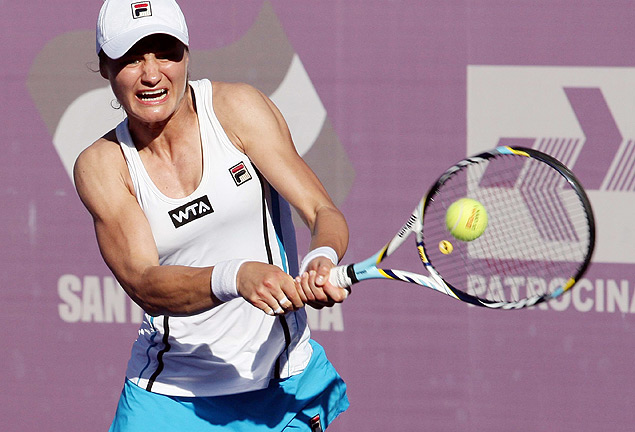 A tenista romena Monica Niculescu em ação contra a francesa Kristina Mladenovic, em Florianópolis