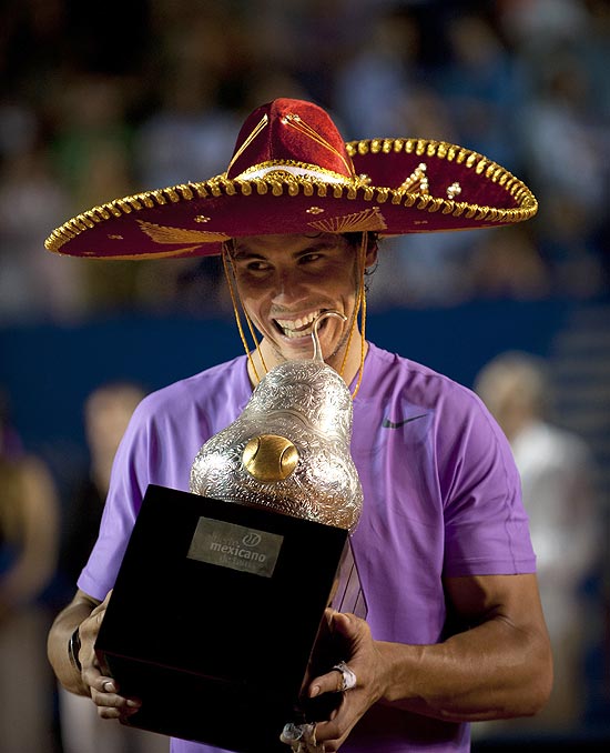 Rafael Nadal posa com o tradicional chapéu mexicano e o troféu do ATP 500 de Acapulco