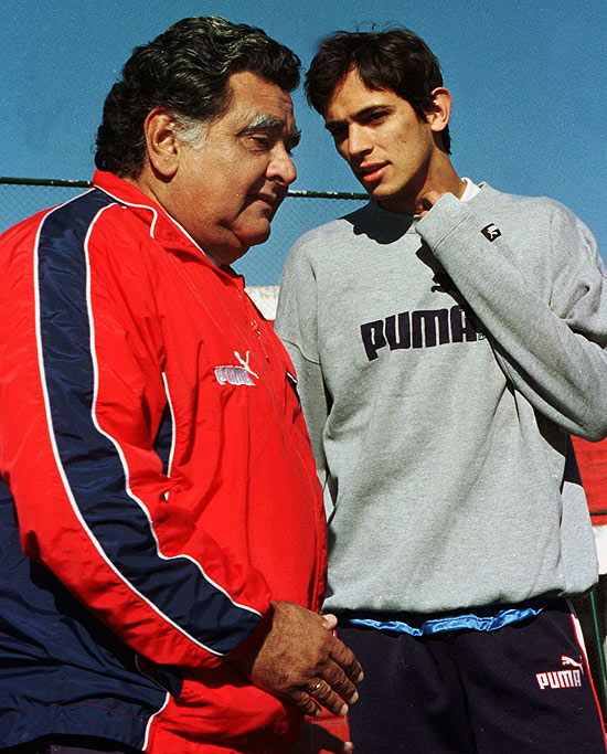 Luis Cubilla (à esq,), na época em que era treinador do Cerro Porteño em 2000, conversa com o atacante Roque Santa Cruz