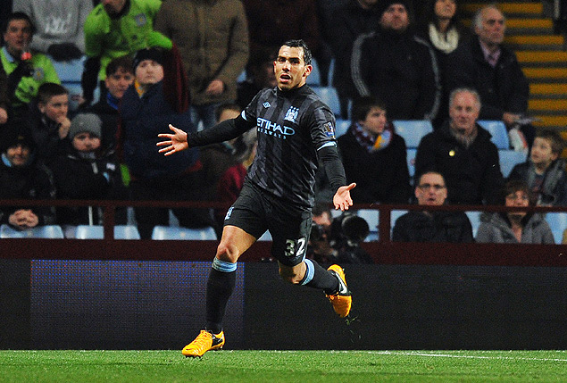 Tevez comemora o gol para o Manchester City, que garantiu o 1 a 0 sobre o Aston Villa, fora de casa