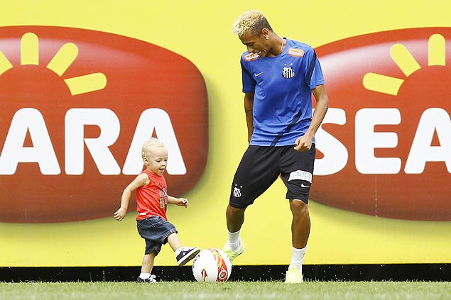 O atacante Neymar brinca com o filho, Davi Lucca, em intervalo de treino do Santos
