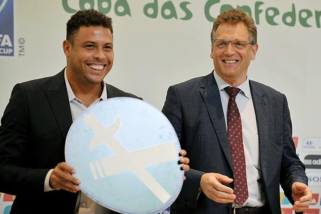 Ronaldo (dir.) e Jerme Valcke, secretrio-geral da Fifa, anunciam a ptoibio do fumo durante os jogos nos estdios da Copa das Confederaes e da Copa do Mundo
