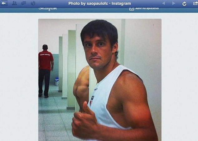 A foto publicada pelo São Paulo, com o volante Fabrício em primeiro plano e um atleta nu, não identificado