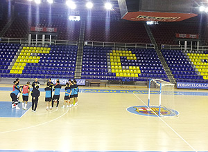 Equipe de futsal do Barcelona conversa no intervalo de treino no Palau Blaugrana