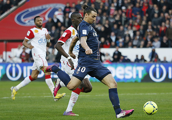 O atacante sueco Zlatan Ibrahimovic, do Paris Saint-Germain, tenta um chute contra o Nancy