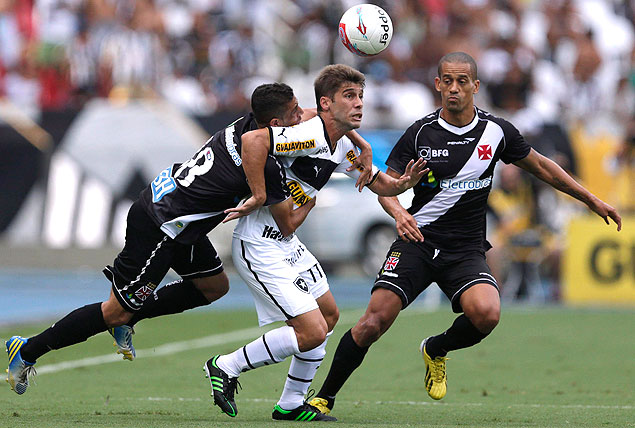 Fellype Gabriel (centro), do Botafogo, tenta escapar da marcação de Thiago Feltri