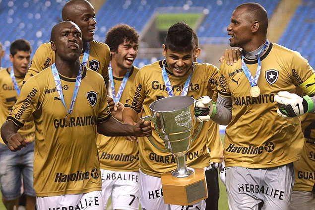 Jogadores do Botafogo comemoram o título da Taça Guanabara após vitória sobre o Vasco