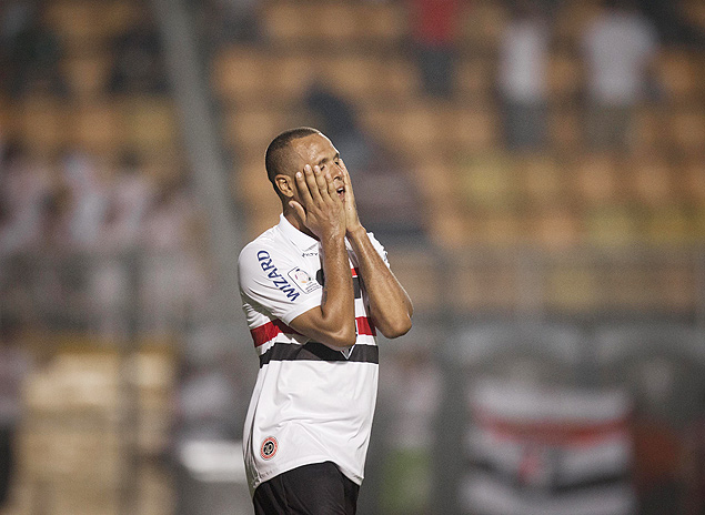 Luis Fabiano, do So Paulo, lamenta chance perdida durante a partida contra o Arsenal de Sarand, na qual foi expulso