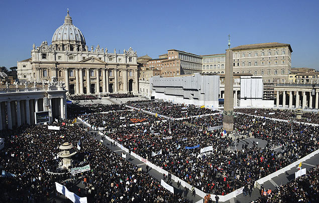 Vista area da praa de So Pedro, no Vaticano, na despedida do papa Bento 16