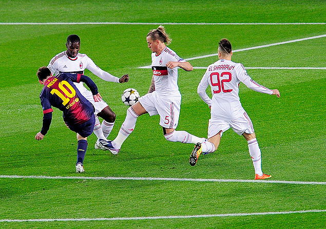Messi, do Barcelona, chuta para marcar gol sobre o Milan pelas oitavas de final da ltima edio da Liga dos Campees