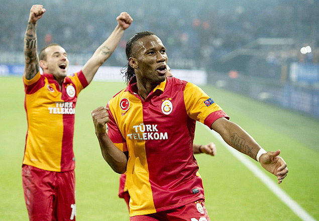ORG XMIT: ODD600 Galatasaray's Ivorian forward Didier Drogba (R) and Galatasaray's Dutch midfielder Wesley Sneijder (L) celebrates at the end during the UEFA Champions League football match between Schalke 04 and Galatasaray in Gelsenkirchen, Germany, on March 12, 2013. AFP PHOTO / ODD ANDERSEN