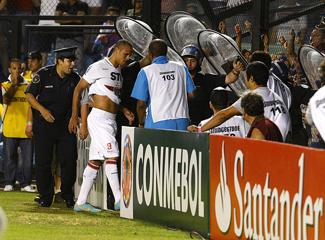 Luis Fabiano deixa o gramado da Bombonera aps ser expulso na primeira partida da final da Copa Sul-Americana, contra o Tigre