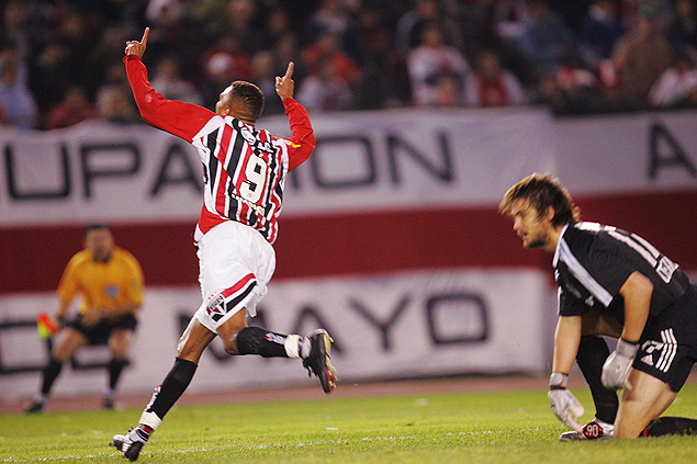 Amoroso comemora o segundo gol do So Paulo na vitria sobre o River Plate por 3 a 2, em Buenos Aires