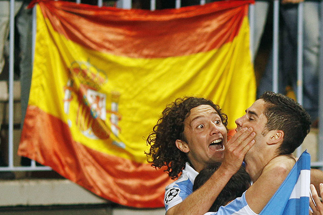Isco (direita)  festejado pelo meio-campista Iturra, aps marcar o primeiro gol do Mlaga, na vitria sobre o Porto por 2 a 0