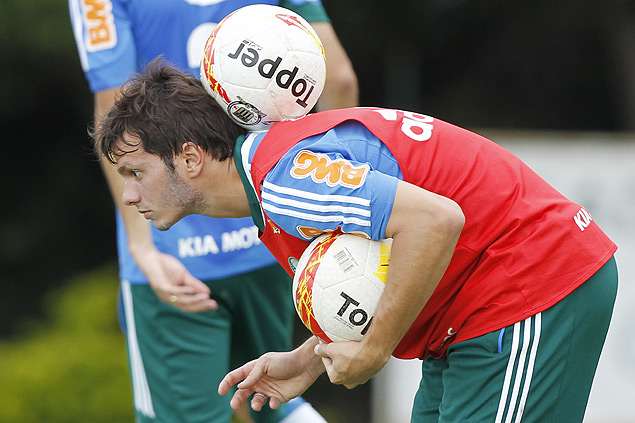 Kleber controla a bola durante treino do Palmeiras em maro de 2013