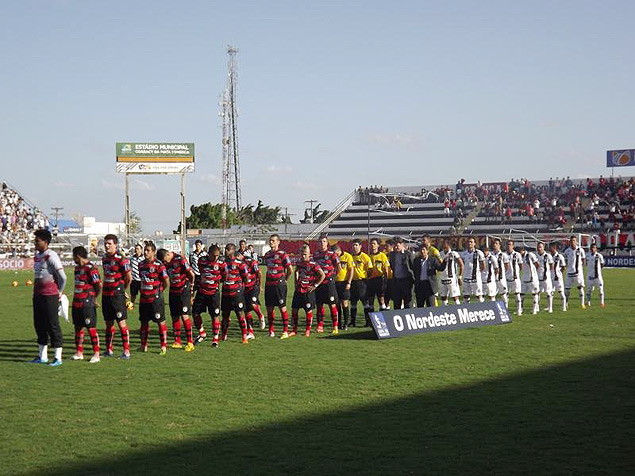 Jogadores do ASA e do Campinense perfilados antes da primeira partida da final em Arapiraca