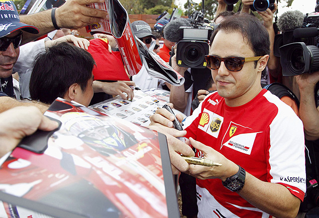 O piloto Felipe Massa distribui autgrafo em Melbourne, na Austrlia
