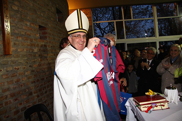 O ento cardeal Jorge Mario Bergoglio exibe uma camisa do San Lorenzo, da Argentina