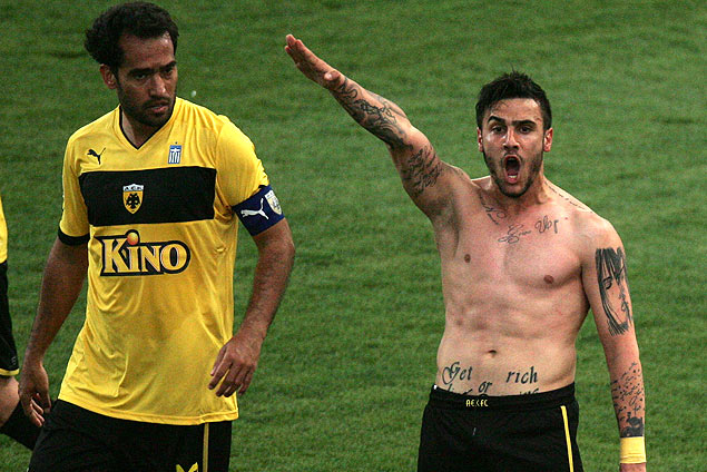 Giorgos Katidis comemora gol com gesto nazista na 26ª rodada do Campeonato Grego