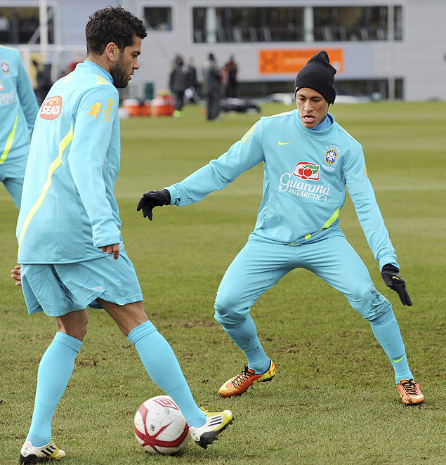 O atacante Neymar (dir.) durante um treino da seleo brasileira na Inglaterra, em fevereiro