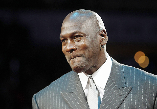 ORG XMIT: TOR410 Former NBA basketball player Michael Jordan pauses during a ceremony where he was inducted into the North Carolina Sport Hall of Fame, during halftime of the NBA basketball game in Charlotte, North Carolina in this December 14, 2010 filer photo. Lawyers for an Atlanta woman who says Jordan is the father of her 16-year-old son asked a judge Tuesday to order Jordan to immediately take a DNA test REUTERS/Chris Keane/Files (UNITED STATESSPORT BASKETBALL - Tags: SPORT BASKETBALL SOCIETY)