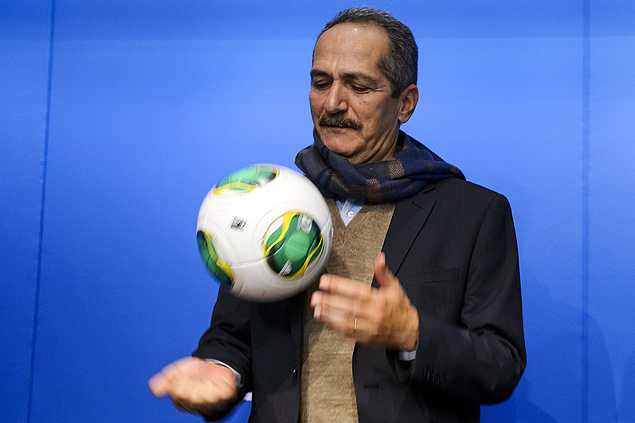 Aldo Rebelo brinca com a bola depois de dar entrevista na Sua