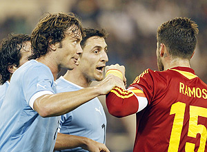 O espanhol Sergio Ramos discute com o uruguaio Diego Lugano em amistoso realizado em fevereiro