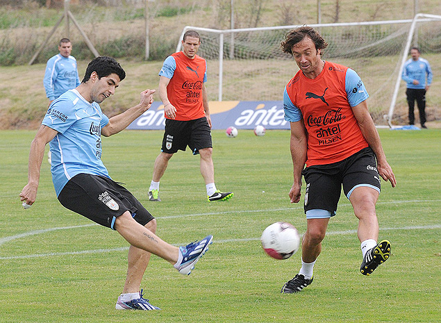 O atacante Luis Suarez treina contra Diego Lugano em Montevidu, no Uruguai
