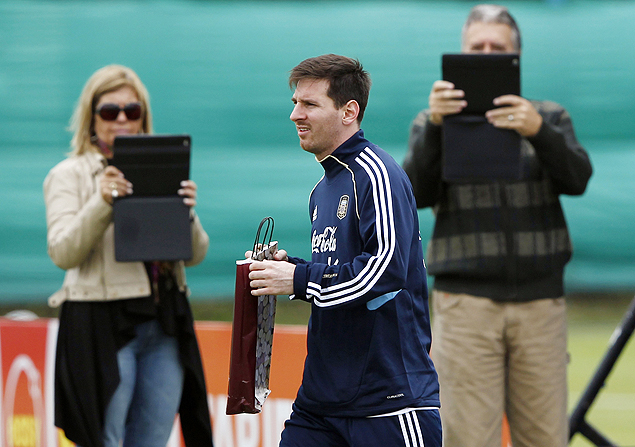 Lionel Messi deixa o gramado depois de treinar com a seleo argentina, em Buenos Aires
