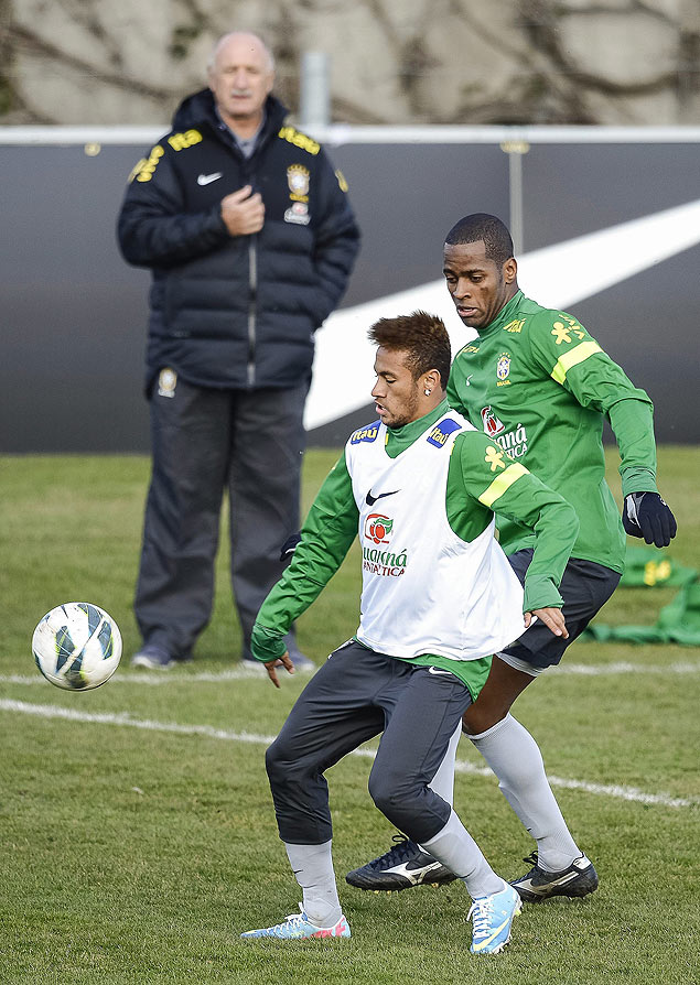 Felipo observa Ded e Neymar em treino da seleo na tera-feira, em Genebra
