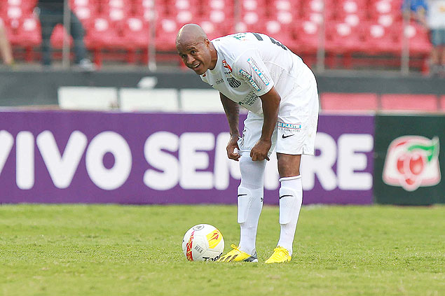 Marcos Assuno arruma o meio na partida contra o Corinthians, no Morumbi