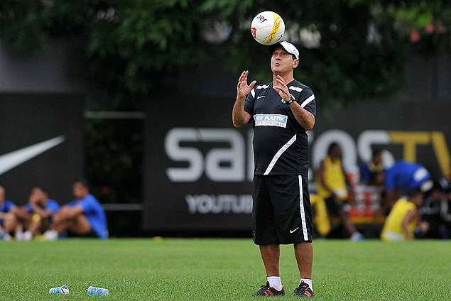 Muricy Ramalho brinca com a bola em treino do Santos
