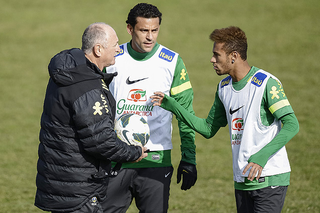 Luiz Felipe Scolari conversa com Neumar e é observado por Fred