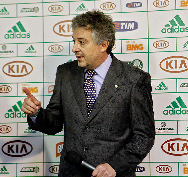 O presidente do Palmeiras, Paulo Nobre, gesticula durante entrevista 