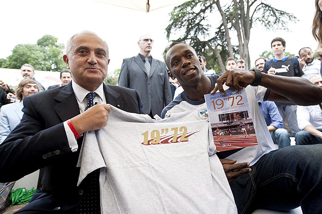O italiano Pietro Mennea (esq.) posa para fotos com o jamaicano Usain Bolt, em 24 de maio de 2011