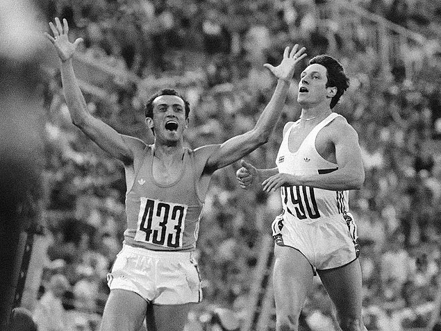 Pietro Mennea (esq.) comemora a conquista da medalha de ouro na Olimpíada de Moscou, em 1980