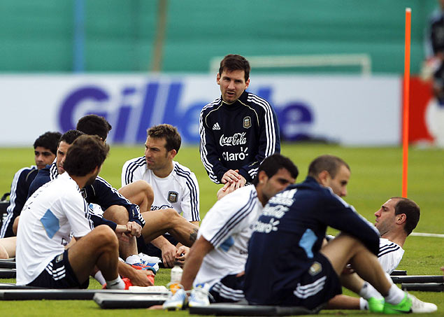Lionel Messi se ajoelha entre os seus companheiros da seleo em treino