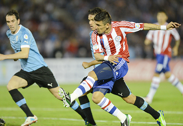 Edgar Benitez chuta para fazer o gol de empate para o Paraguai, contra a seleo uruguaia