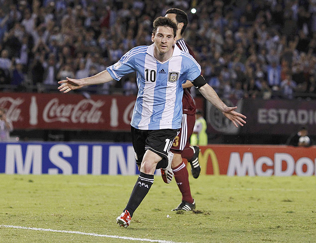 Messi corre para comemorar seu gol para a Argentina sobre a Venezuela, o segundo da partida em Buenos Aires