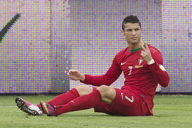 O atacante Cristiano Ronaldo reclama com o juiz aps sofrer uma falta no jogo contra Israel