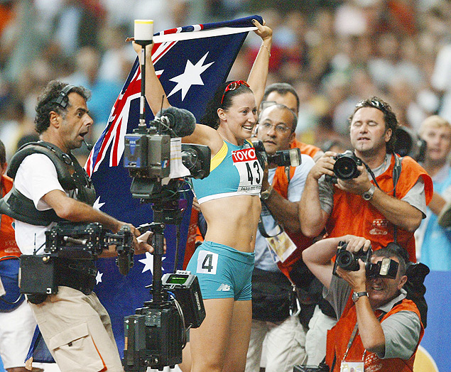 A corredora australiana Jana Pittman comemora vitria no Mundial da Frana, em 2003