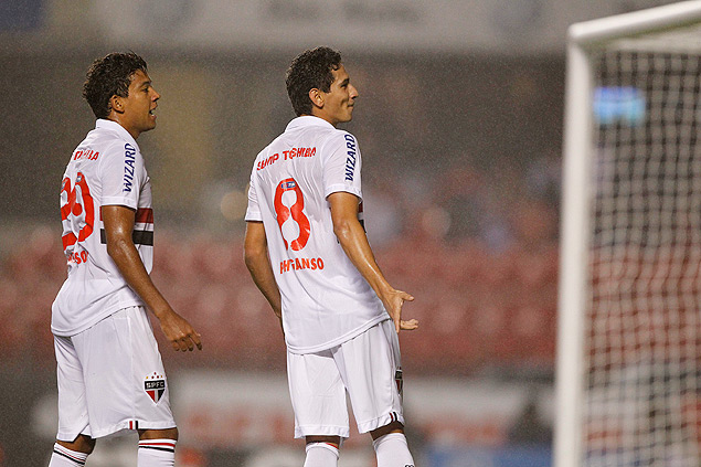 Ganso e Wallyson comemoram gol contra de Preto, o primeiro do So Paulo sobre o Bragantino