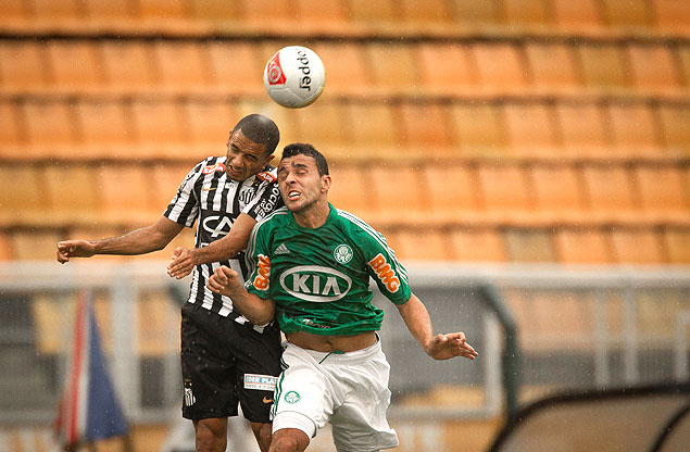 Caio, do Palmeiras, disputa bola pelo alto em jogo contra o Santos