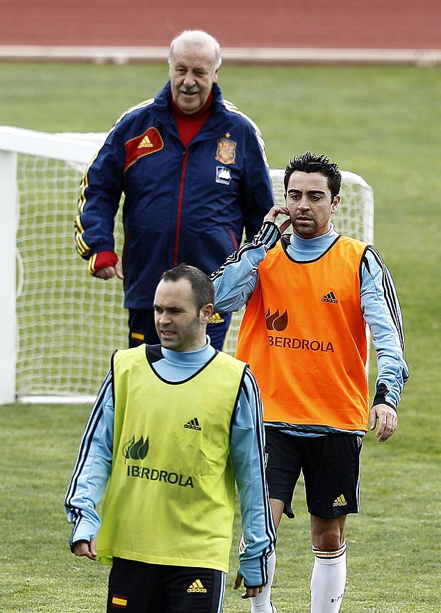 Vicente del Bosque comanda treino perto de Xavi Hernndez e Andrs Iniesta ( frente)