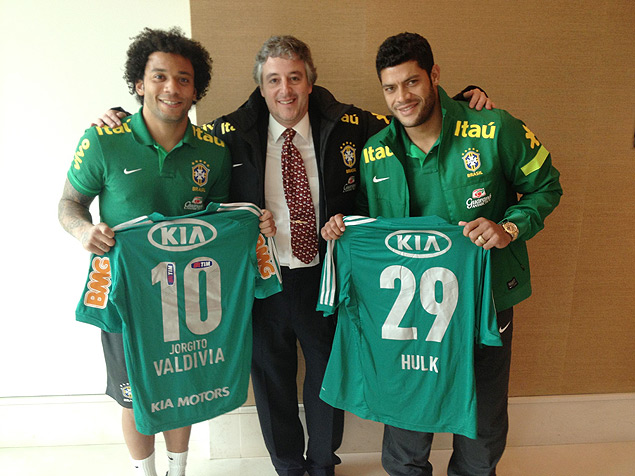 Paulo Nobre, presidente do Palmeiras, entre o lateral Marcelo e o atacante Hulk