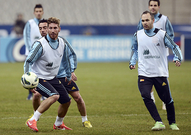 Sergio Ramos tenta dominar a bola, na frente de Xavi e Iniesta (dir.) 