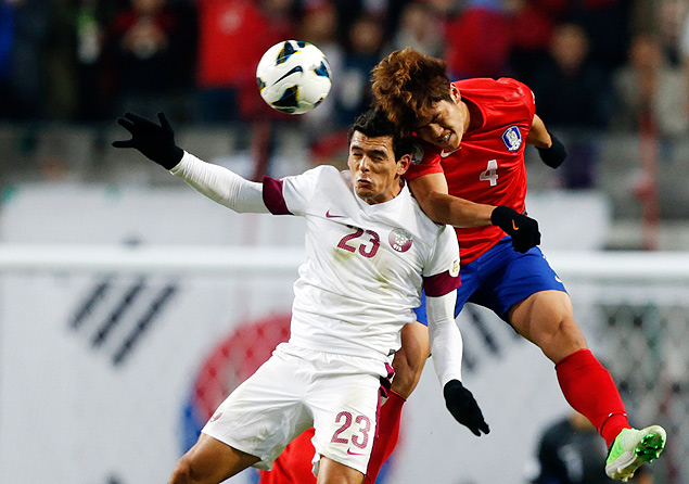 Soria (esq.), do Qatar, disputa bola com Jung In-whan, da Coreia do Sul, em jogo vlido pelas eliminatrias da Copa