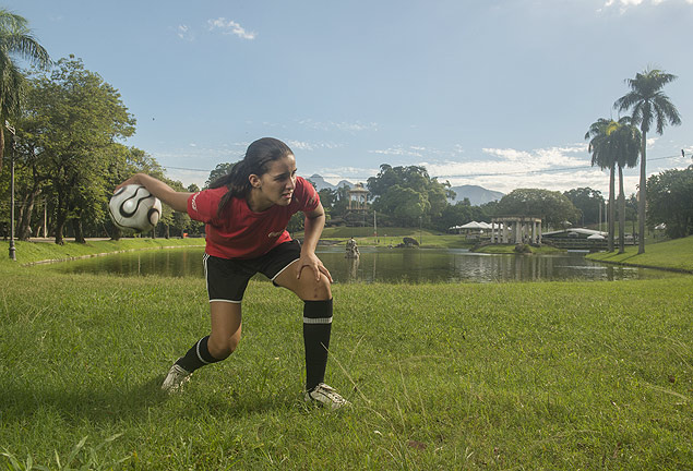 Maria Clissia, 15,  uma das candidatas a gandula da Copa das Confederaes-2013; ela  goleira do Vasco