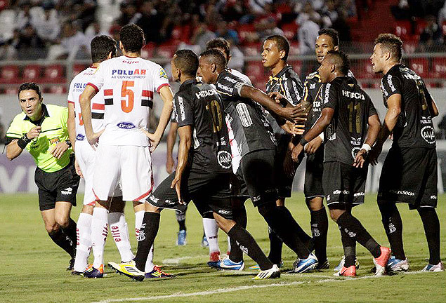 Os jogadores da Ponte Preta e do Botafogo ficaram irritados com o árbitro Marcelo Prieto Alfieri, no jogo